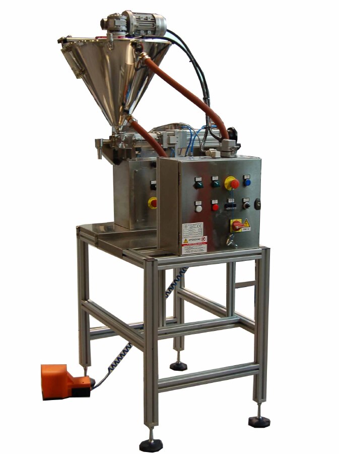 Dosing machine with heated hopper